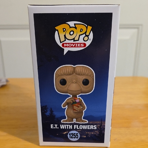 Funko E.T. Brown Vinyl Figure with Flowers - Picture 4 of 4